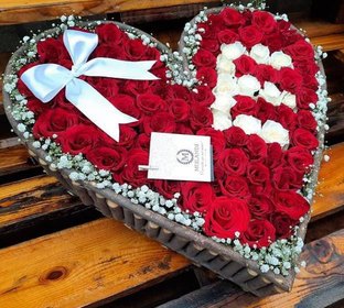 Coração artesanal gigante de rosas