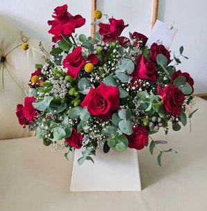 Arranjo misto de 20/30 rosas e espécies desidratadas