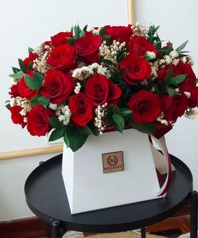 Arranjo médio misto de 30/40 rosas e espécies desidratadas